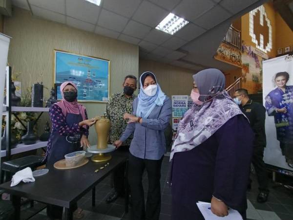 Nolee Ashilin (dua dari kanan) meninjau pameran kraftangan sempena perasmian Jerayawara Dasar Kebudayaan Negara (DAKEN) dan Hari Seniman Negara peringkat negeri di JKKN) Perak di sini pada Selasa.