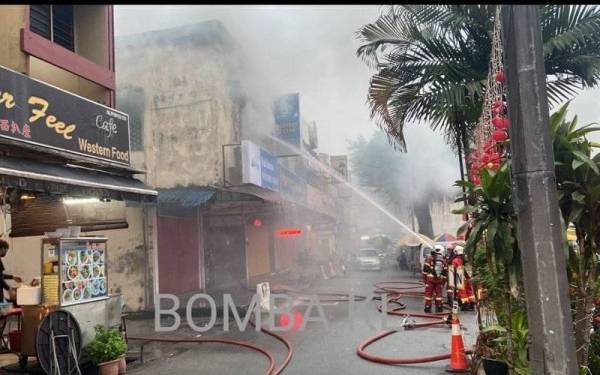 Anggota bomba ketika menjalankan kerja-kerja pemadaman api. -Foto: Bomba KL