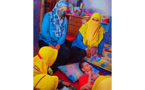 Ratnawati (kanan) bersama ahli kelab menyantuni pelbagai golongan masyarakat.