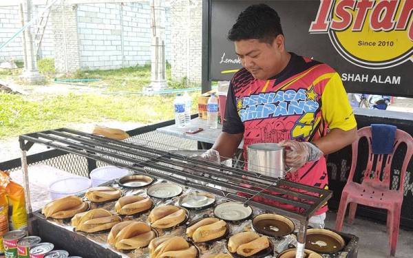 Norzaidi menjual apam balik di gerainya di Seksyen 30.
