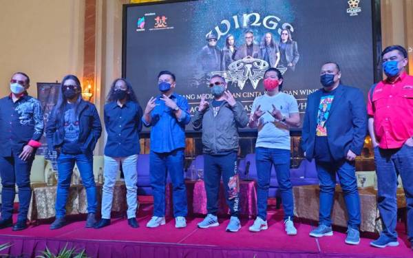 Rosthman (empat dari kiri) dan Awie (lima dari kiri) bersama kumpulan Wings ketika sidang akhbar Wings Raikan Cinta Ramadan di LaCrista Hotel Melaka di sini, pada Selasa.