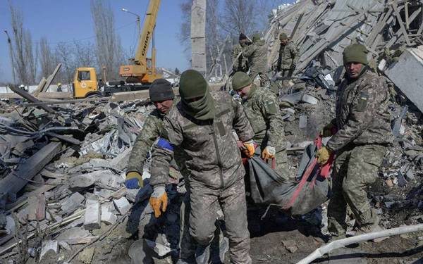 Tentera Ukraine turut melaporkan ramai anggota turut terkorban dibedil Rusia. - AFP