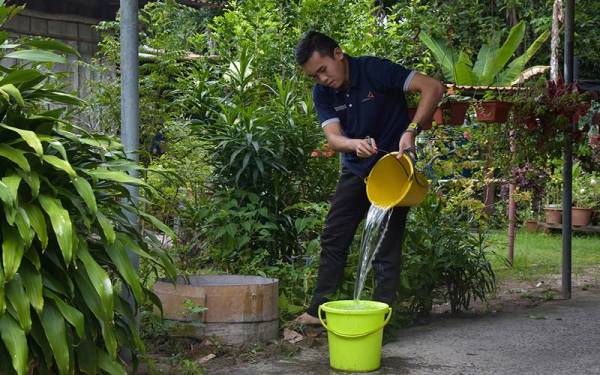 Penduduk tempatan, Mohd Zarif Atif Ismail, 26, mengambil bekalan air telaga menggunakan timba dari telaga lama warisan keluarganya yang berusia lebih dari enam puluh tahun, di perkarangan rumahnya di Kampung Batu Manikar ketika tinjauan sempena sambutan Hari Air Sedunia 2022 hari ini. - Foto Bernama.
