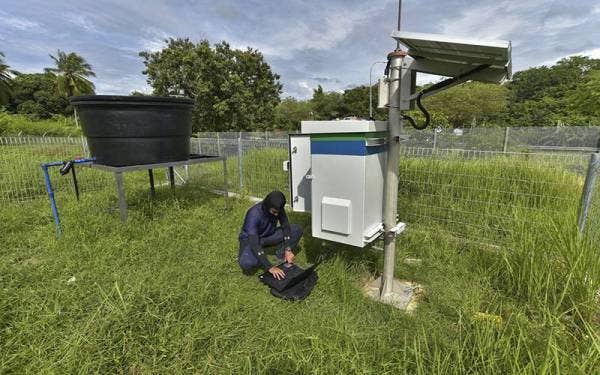 Kontraktor bertugas, Mohd Aiman Haqim Zainal Abidin, 24 melakukan penyelenggaraan sistem menggunakan komputer di stesen telemetri milik Jabatan Pengairan dan Saliran (JPS) Labuan ketika tinjauan sempena sambutan Hari Air Sedunia 2022 hari ini.
Stesen telemetri ini adalah sistem transit dan pengumpulan data yang biasanya digunakan dalam sistem pengurusan air. - Foto Bernama.