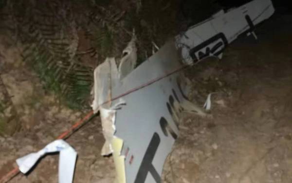 Serpihan pesawat penumpang Boeing 737-800 milik China Eastern Airlines terhempas.- Foto: EPA