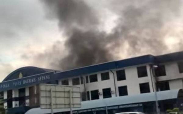 Video tular memaparkan insiden kebakaran melibatkan Pejabat Pentadbiran Jenayah IPD Sepang pada Selasa.