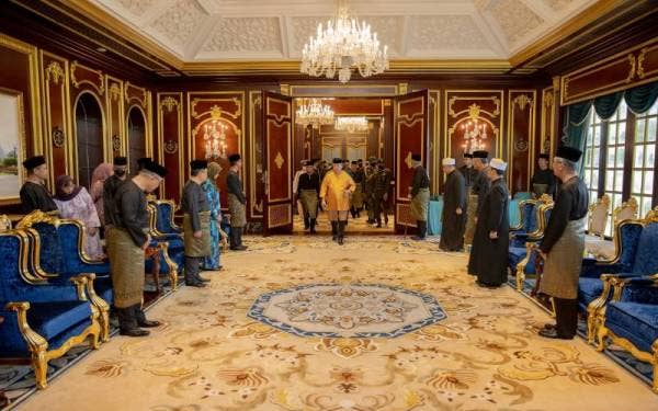 Sultan Ibrahim (tengah) berkenan berangkat ke sambutan Hari Ulang Tahun Keputeraan Rasmi Baginda Sultan Johor yang berlangsung di Balai Mengadap Istana Bukit Serene, Johor Bahru pada Rabu.