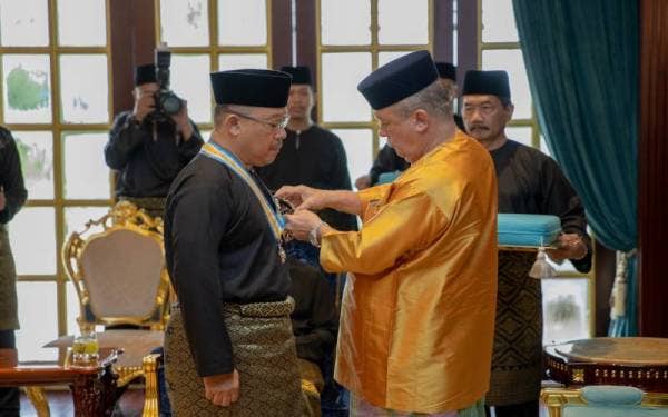Sultan Ibrahim berkenan mencemar duli memakaikan pingat DMIJ kepada Ashari pada sambutan Hari Ulang Tahun Keputeraan Rasmi Baginda Sultan Johor di Balai Mengadap Istana Bukit Serene, Johor Bahru pada Rabu.