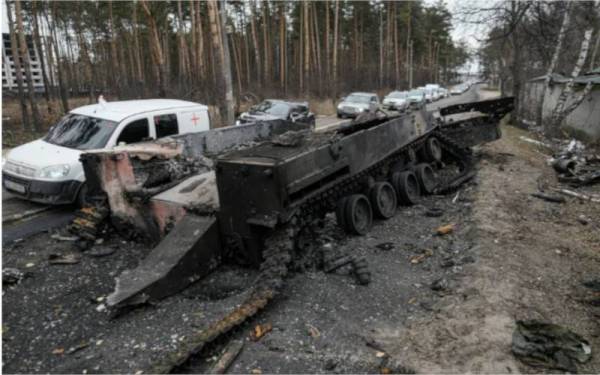 Sebuah kereta kebal milik Moscow yang rentung berhampiran Irpin di pinggir Kiev. - Foto AFP