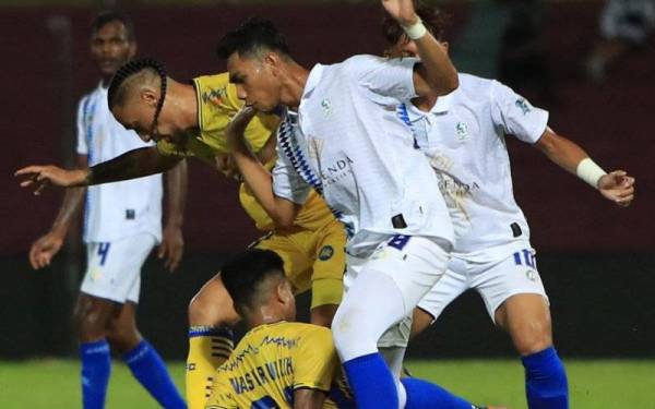 Antara aksi menarik perlawanan Sri Pahang menentang Manjung City FC pada saingan Piala FA di Stadium Darul Makmur, Kuantan. -Foto: Sri Pahang FC