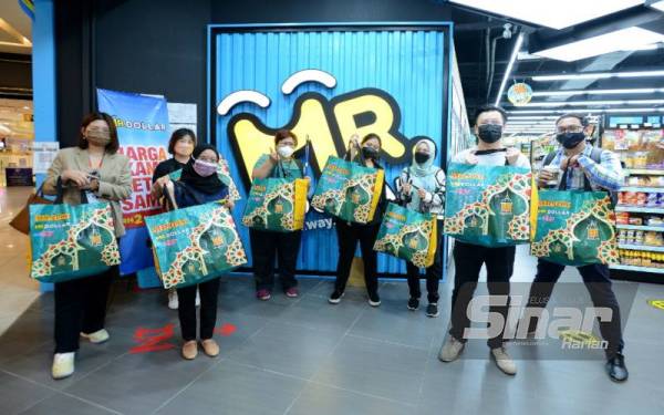 Pengamal media turut diberi peluang berbelanja di Mr. DOLLAR dengan baucer tunai yang ditawarakn. - Foto Sinar Harian MOHD HALIM ABDUL WAHID