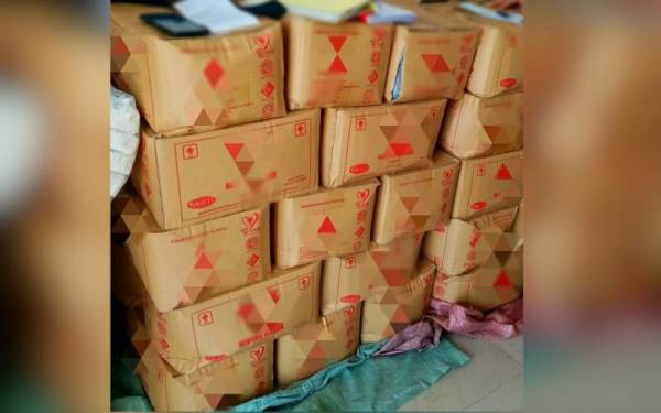 KPDNHEP Kelantan berjaya menggagalkan cubaan menyeludup 850 kg minyak masak peket bersubsidi ke negara jiran selepas menyerbu sebuah premis di Chabang Empat, Tumpat pada Rabu.