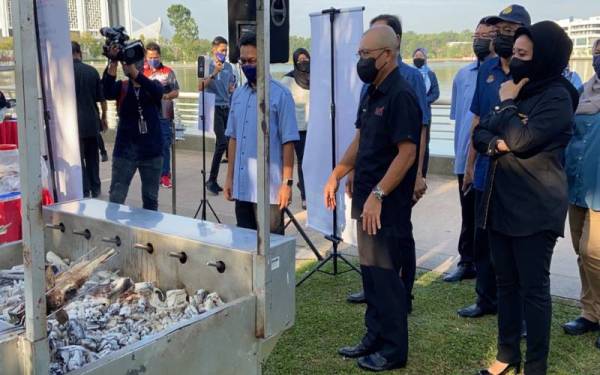 Ronald melihat produk ikan air tawar yang dijadikan satu hidangan lazat.