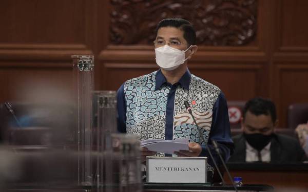 Mohamed Azmin ketika sesi penggulungan di Dewan Negara di Bangunan Parlimen pada Khamis. Foto: Bernama