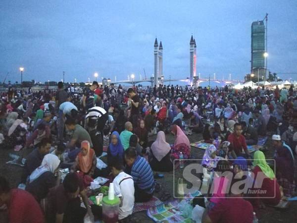 Terengganu membenarkan umat Islam berbuka puasa di kawasan lapang termasuk di padang sekitar drawbridge pada Ramadan tahun ini. - Gambar hiasan