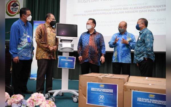 Alexander (tengah) melihat sumbangan peralatan perubatan pada Majlis Serahan Sumbangan Peralatan Perubatan berjumlah RM100,000 di HTAR pada Khamis. - Foto Bernama
