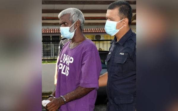 Velukumar dihadapkan di Mahkamah Majistret Telok Datok pada Khamis atas pertuduhan membunuh pasangan kembarnya di Kampung Bukit Cheeding, Banting, 11 Mac lalu. - Foto Bernama
