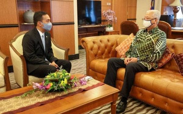 Onn Hafiz (kiri) bertemu Ismail Sabri membincangkan berkenaan pembukaan sempadan Malaysia-Singapura di Kuala Lumpur, pada Khamis.