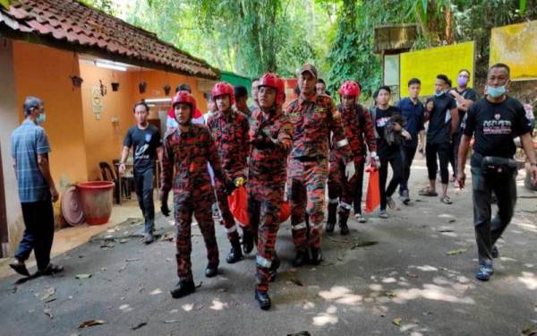 Anggota bomba membawa mayat seorang wanita yang lemas ketika mandi di Air Terjun Gunung Ledang, Jalan Sagil-Jementah, Tangkak, pada Khamis.