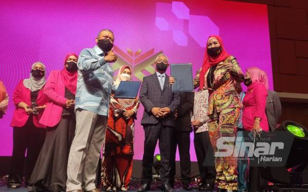 Dari kanan: Norli dan Noh selepas upacara menandatangani MoU antara WCB dan Bank Rakyat di Menara Kembar Bank Rakyat, di sini pada Rabu.