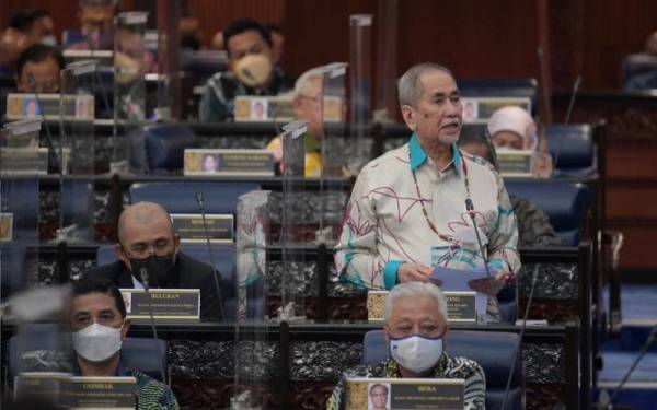 Ismail Sabri (depan, kanan) bersama Menteri Kanan Perdagangan Antarabangsa dan Industri yang juga Ahli Parlimen Gombak Datuk Seri Mohamed Azmin Ali (depan, kiri) hadir pada sesi undi belah bahagian bagi pergulungan perbahasan Mesyuarat Pertama Penggal Kelima Parlimen ke-14 di Bangunan Parlimen pada Khamis. Usul yang dibentang Wan Junaidi setelah melalui undi belah bahagian. - Foto Bernama