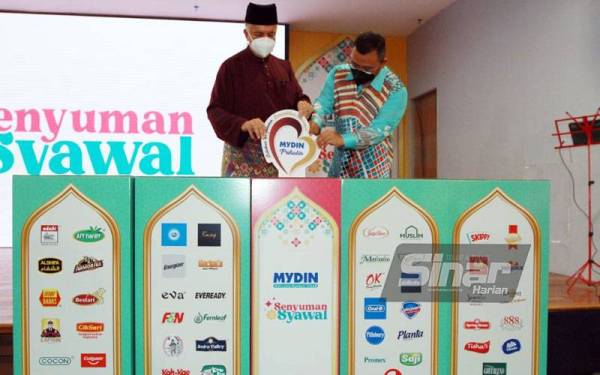 Ameer Ali (kiri) mengiringi Amirudin merasmikan Kempen Senyuman Syawal dan Pelancaran Mydin Prihatin Syawal 2022 di Mydin USJ, Subang Jaya pada Khamis. FOTO: ROSLI TALIB