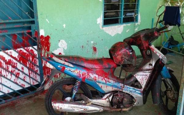 Pekarangan rumah dan motosikal milik penyewa disimbah cat merah dalam kejadian di Taman Muhibbah, Ulu Tiram, Johor Bahru, pada 19 Mac lalu.
