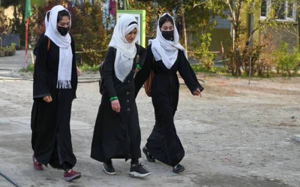 Antara pelajar yang terpaksa kembali semula ke rumah masing-masing selepas keputusan saat akhir itu diumumkan Taliban. - Foto AFP