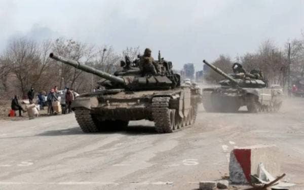 Kereta kebal-kereta kebal pro-Rusia bergerak di pinggir bandar Mariupol, Ukraine baru-baru ini. - Foto Reuters