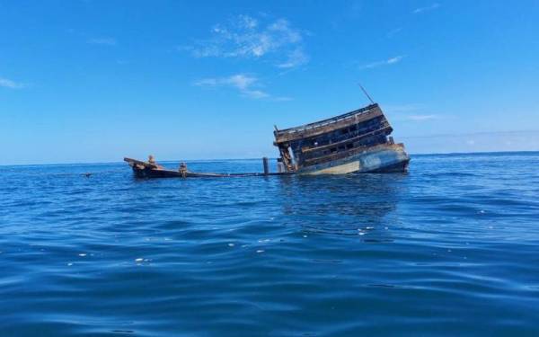 Salah satu daripada dua bot nelayan Vietnam yang dilucut hak ditenggelamkan untuk dijadikan tukun tiruan di perairan Pulau Perhentian.