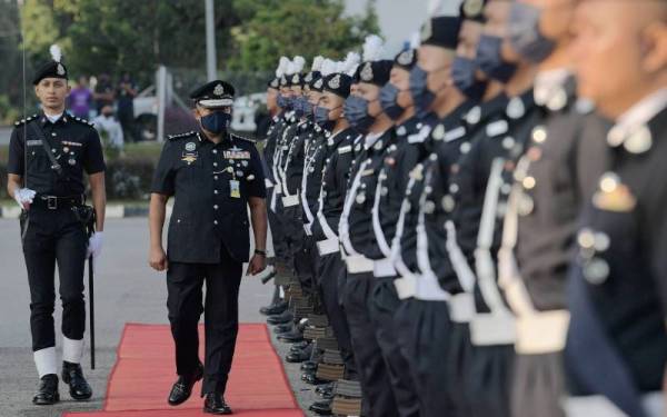 Kamarul Zaman memeriksa perbarisan kawalan kehormat sempena Sambutan Peringatan Hari Polis ke-215 peringkat negeri di Dataran Kawad, Ibu Pejabat Polis Kontinjen Johor hari ini. - Foto Bernama