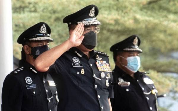 Shafien (tengah) memberi tabik hormat ketika hadir pada Sambutan Peringatan Hari Polis ke-215 Kontinjen Kelantan di Padang Kawad IPK Kelantan pada Jumaat. - Foto Bernama