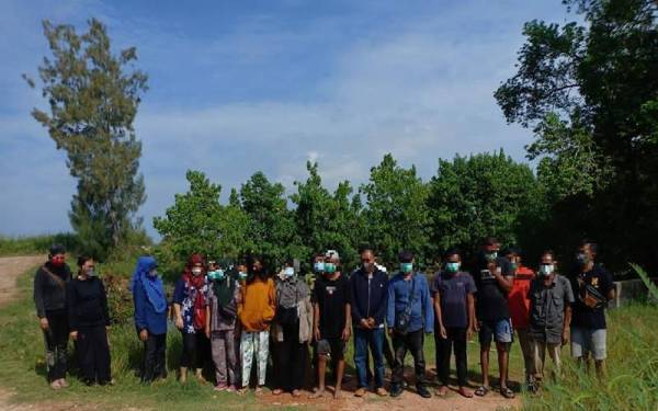 Sebahagian PATI yang ditahan pihak berkuasa di kawasan kebun kelapa sawit Kampung Parit Baru Sungai Air Tawar pada Khamis.