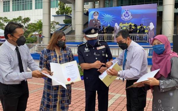 Empat wakil media Kedah termasuk Wartawan Sinar Harian, Siti Zubaidah (kanan) turut menerima sijil penghargaan sempena Peringatan Hari Polis ke-215 di IPK Kedah pada Jumaat.