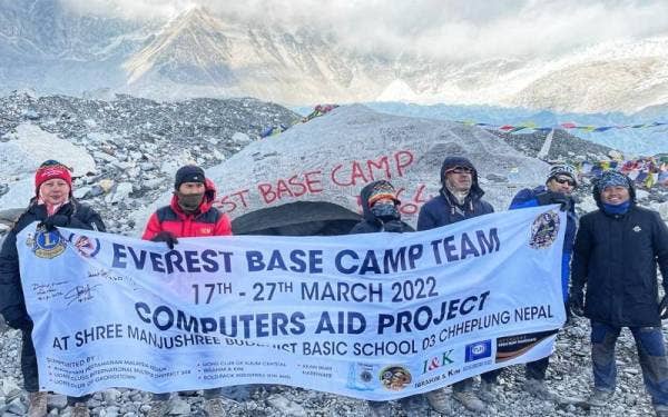 Awang Askandar (dua dari kiri) bersama peserta pendakian bersyukur selamat tiba di puncak Everest Base Camp selepas 10 hari mengharungi pelbagai cabaran sepanjang pendakian.