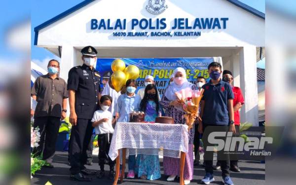 Mohamad Ismail (dua dari kiri) bersama empat anak menyambut ulang tahun kelahiran isterinya, Siti Sara Ahmad Zulkifli (dua dari kanan) yang ke 42.