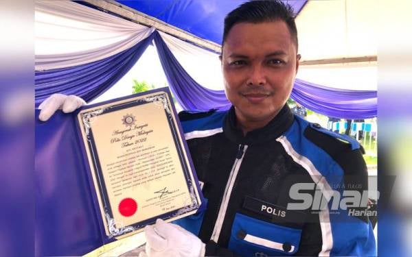 Koperal Mohd Supiyan menunjukkan Anugerah Intergriti Polis Diraja Malaysia (PDRM) Tahun 2022 yang diperoleh sempena Sambutan Hari Polis ke-215 pada Jumaat.