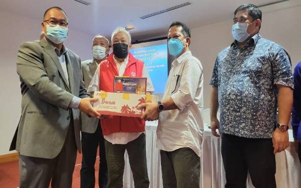 Bung Moktar (dua dari kiri) menyampaikan kurma kepada wakil Bahagian UMNO Sabah di Bangunan UMNO, Kota Kinabalu.