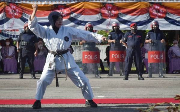 Anggota PDRM, Sarjan Haslinda Jamil membuat pertunjukan karate sempena sambutan Peringatan Hari Polis ke-215 peringkat Labuan di Ibu Pejabat Polis Daerah Wilayah Persekutuan Labuan pada Jumaat.