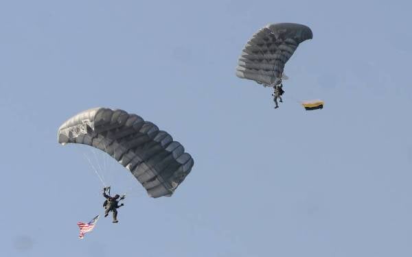 Anggota 69 Komando membuat pertunjukan aksi terjunan payung terjun pada sambutan Peringatan Hari Polis ke-215 peringkat negeri di Briged Utara, Pasukan Gerakan Am, Ulu Kinta pada Jumaat. - Foto Bernama