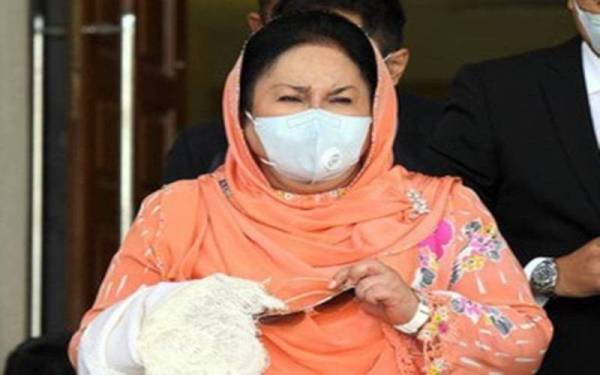 Rosmah menegaskan bahawa beliau tidak pernah menerima kalung bertatahkan berlian merah jambu atau meminta barangan kemas tersebut.