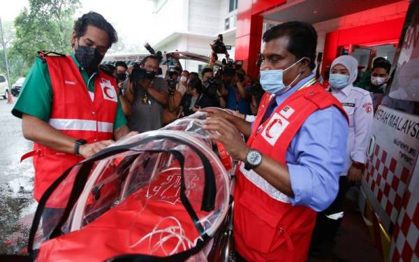 Khairy (kiri) melihat peralatan yang digunakan dalam ambulans ketika sesi lawatan di Ibu Pejabat PBSMM di Kuala Lumpur pada Jumaat.