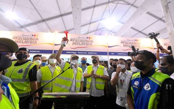 Ismail Sabri melancarkan Duta Komuniti pada Majlis Perasmian Program Jelajah Aspirasi Keluarga Malaysia Negeri Perlis di Kompleks Sukan Tuanku Syed Putra pada Jumaat. - Foto Bernama