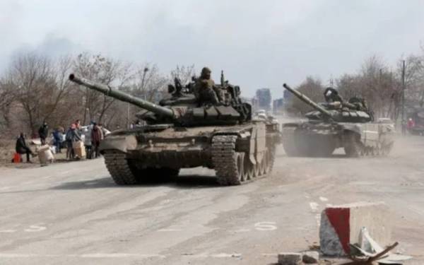 Kereta kebal pro-Rusia bergerak di pinggir bandar Mariupol, Ukraine baru-baru ini. - Foto Reuters