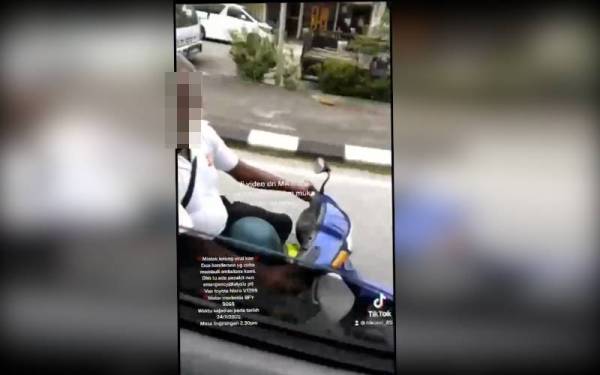 Suspek yang menaiki motosikal cuba menghalang pergerakan ambulans berkenaan