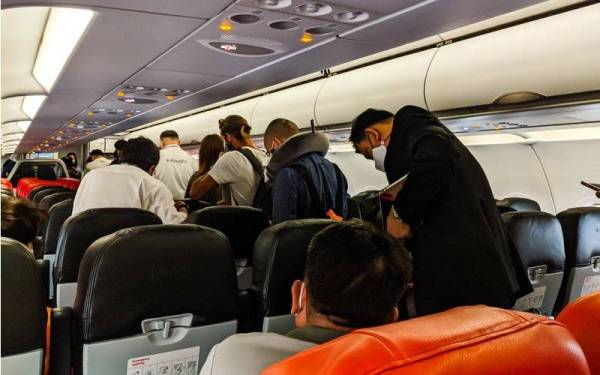 AirAsia mengingatkan pengguna perkhidmatannya supaya mematuhi SOP susulan pengumuman terkini #ReopeningSafely oleh kerajaan Malaysia. - Foto hiasan 123RF