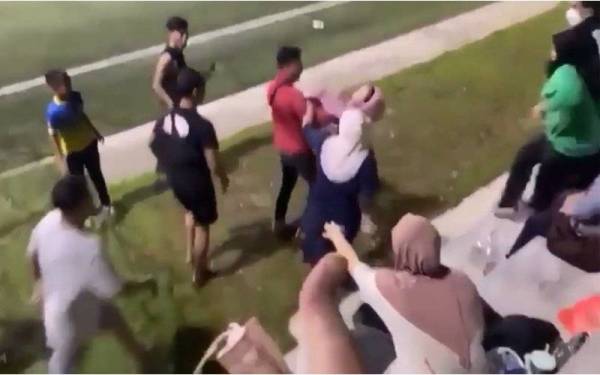 Video tular yang memaparkan pergaduhan antara remaja.