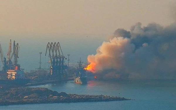 Letupan dan kepulan asap akibat serangan tentera Ukraine di bandar pelabuhan Berdyansk pada Khamis lalu. - Foto Agensi