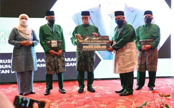 Wan Rosdy menyampaikan bayaran dividen PPK sempena Majlis Perasmian Mesyuarat Agung Tahunan Pasfa 2021 pada malam Jumaat. 