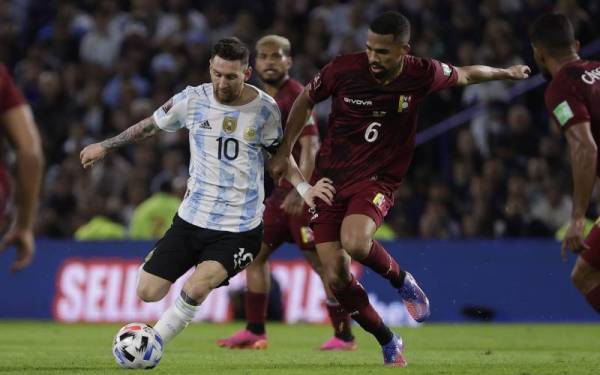 Penyerang Argentina, Lionel Messi (kiri) mengawal bola melepasi pemain Venezuela, Yangel Herrera pada aksi kelayakan Piala Dunia di Stadium La Bombonera, Buenos Aires pada Sabtu. - Foto EPA